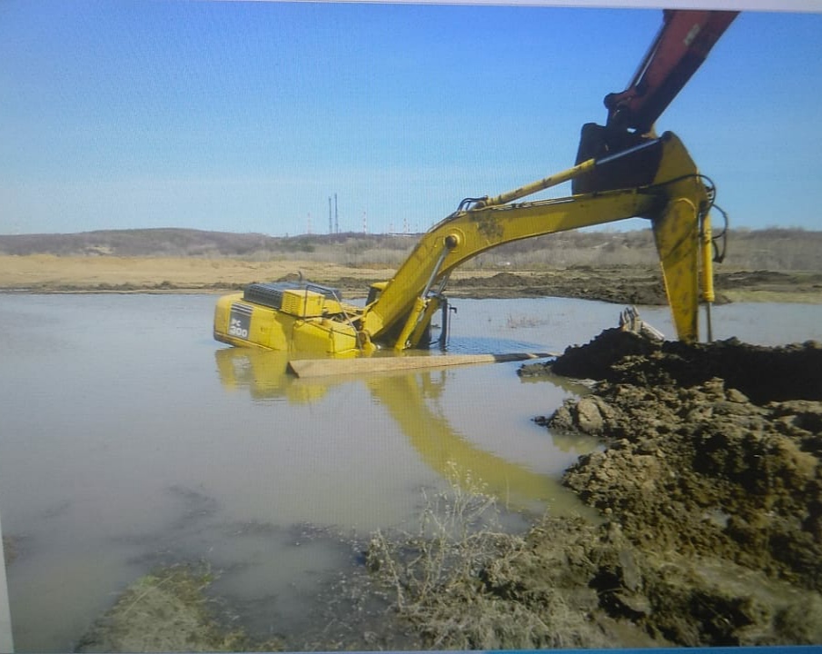 В Уфимском районе экскаватор с двумя работниками утонул в карьере