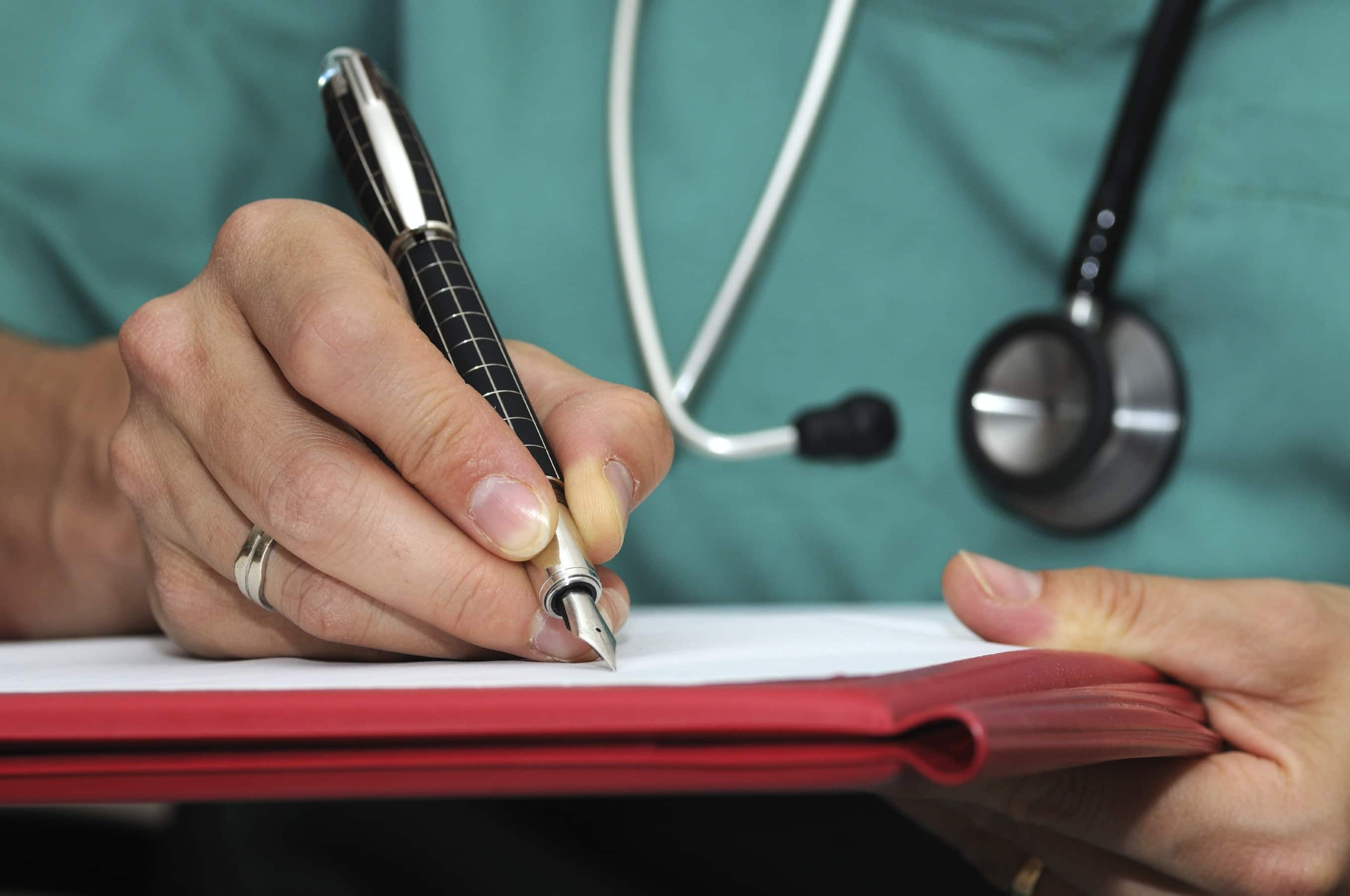 В Ишимбайском районе разнорабочего придавило тюком картона  